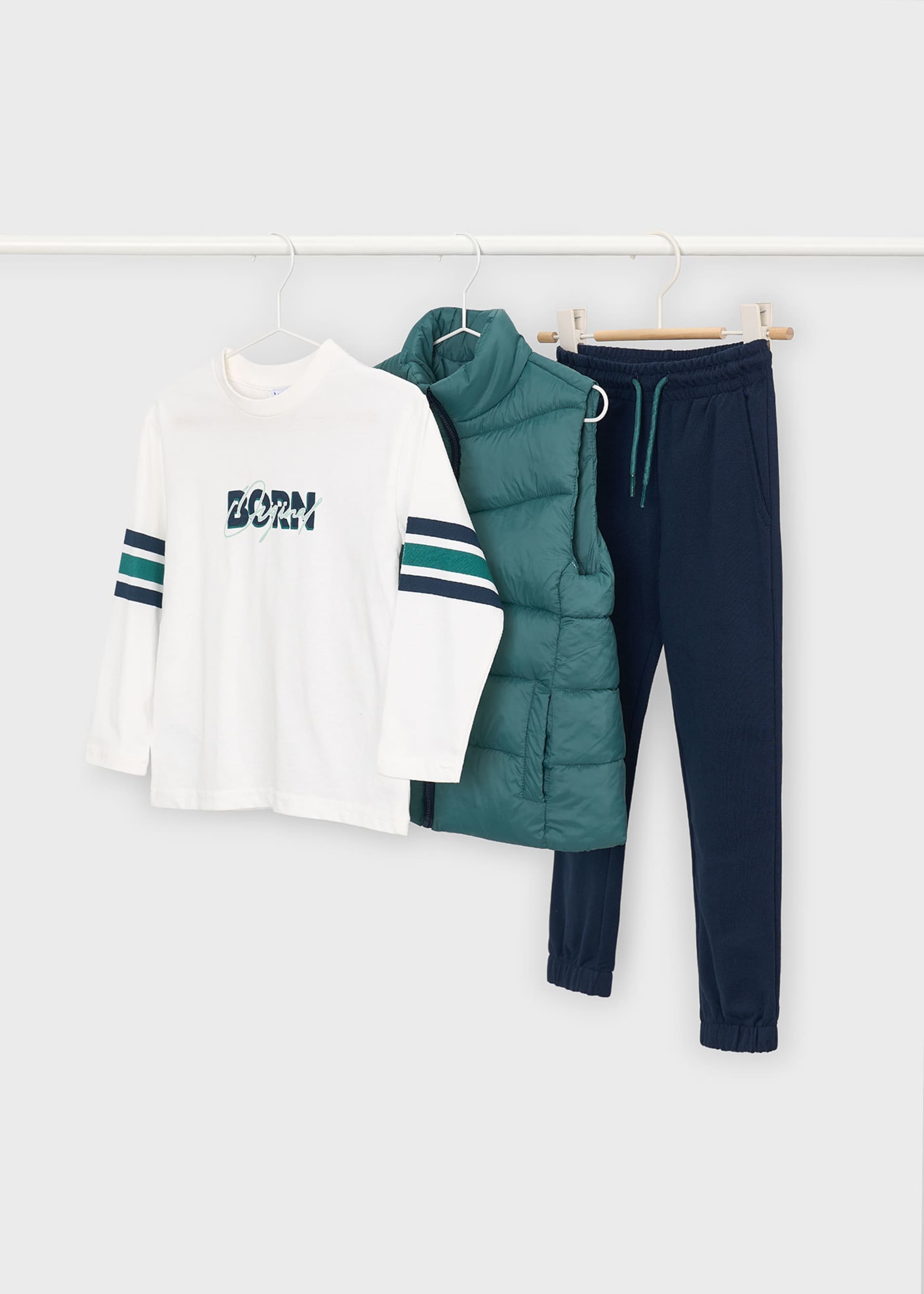 Set pantallona, bluzë dhe jelek